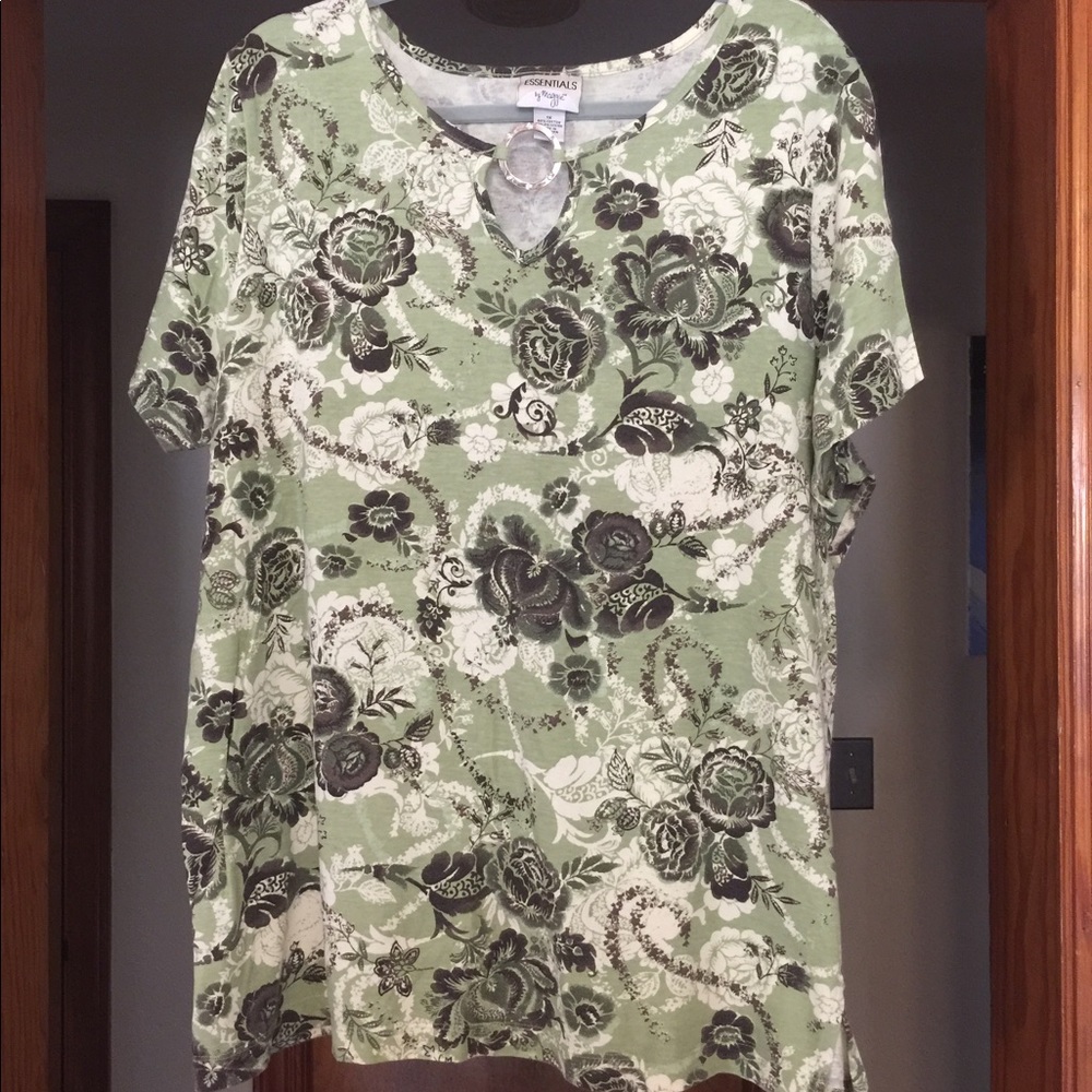 Beautiful lightly used & new blouses 👚